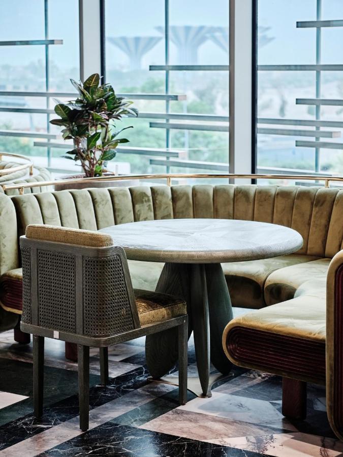 Grand Hyatt Kuwait Ξενοδοχείο Κουβέιτ Εξωτερικό φωτογραφία A table and chair
