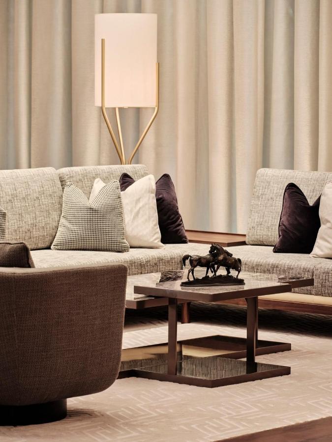 Grand Hyatt Kuwait Ξενοδοχείο Κουβέιτ Εξωτερικό φωτογραφία A living room with a sofa and a coffee table