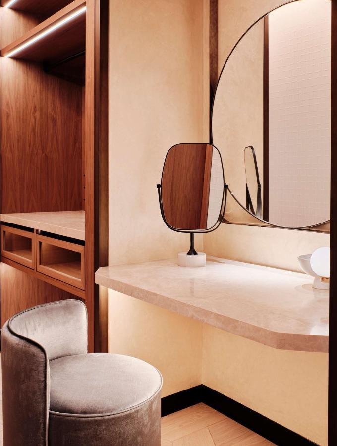 Grand Hyatt Kuwait Ξενοδοχείο Κουβέιτ Εξωτερικό φωτογραφία A double-sided mirror