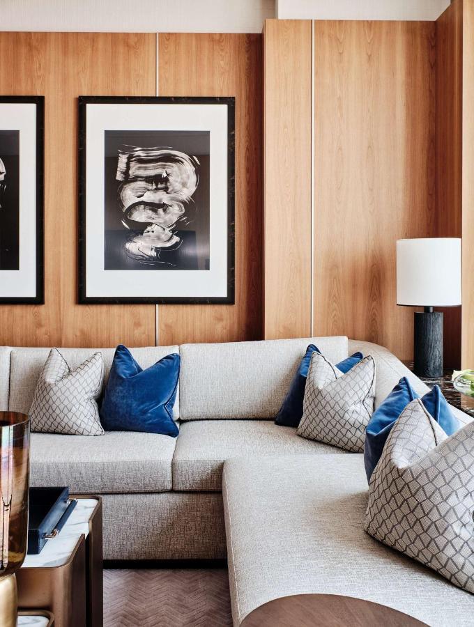 Grand Hyatt Kuwait Ξενοδοχείο Κουβέιτ Εξωτερικό φωτογραφία A sofa with cushions