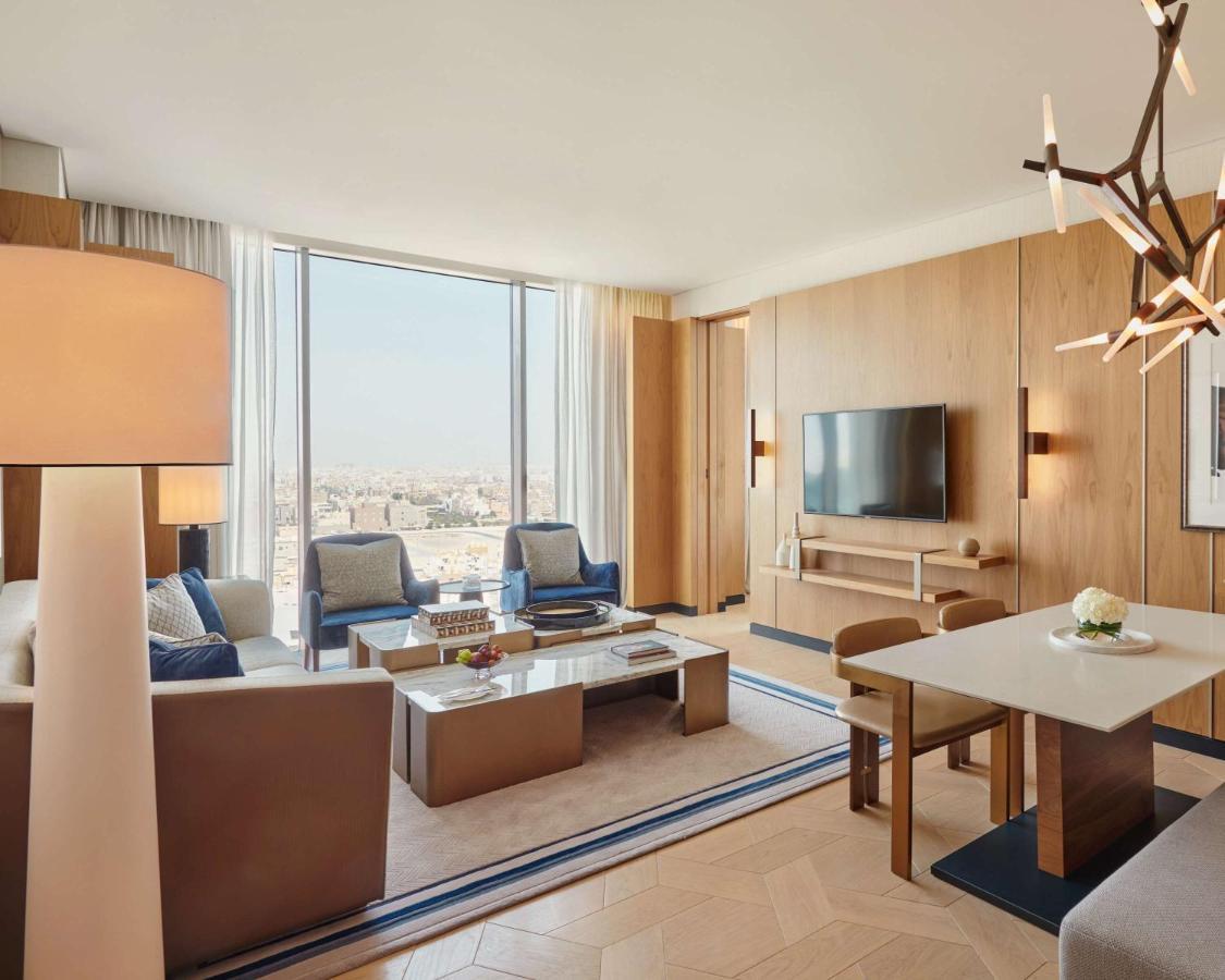 Grand Hyatt Kuwait Ξενοδοχείο Κουβέιτ Εξωτερικό φωτογραφία A suite at the hotel