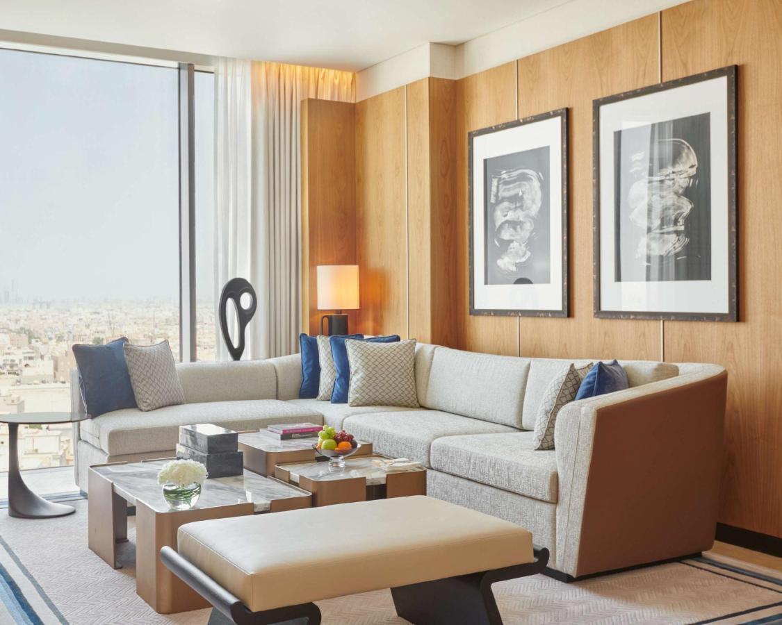 Grand Hyatt Kuwait Ξενοδοχείο Κουβέιτ Εξωτερικό φωτογραφία A living room at the Ritz-Carlton, Riyadh