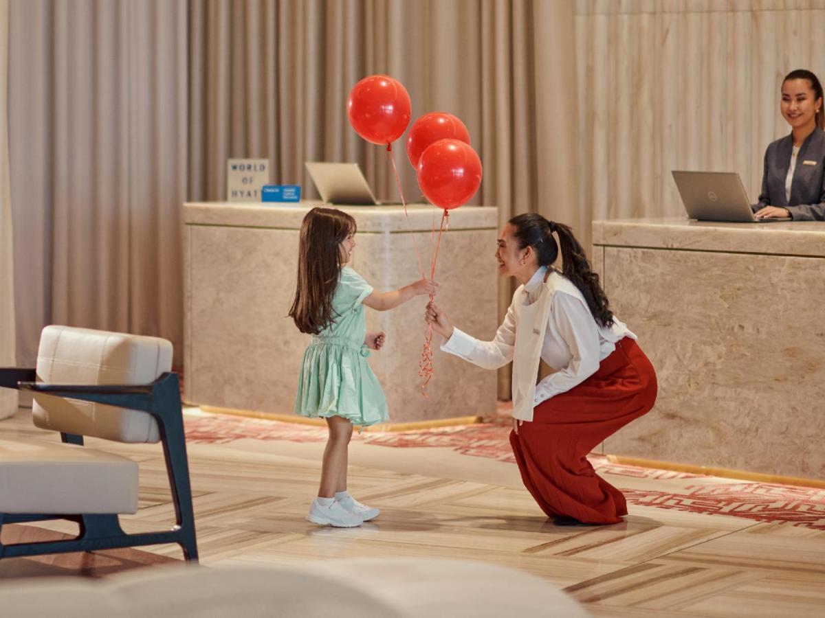 Grand Hyatt Kuwait Ξενοδοχείο Κουβέιτ Εξωτερικό φωτογραφία A guest service agent at the front desk of a hotel