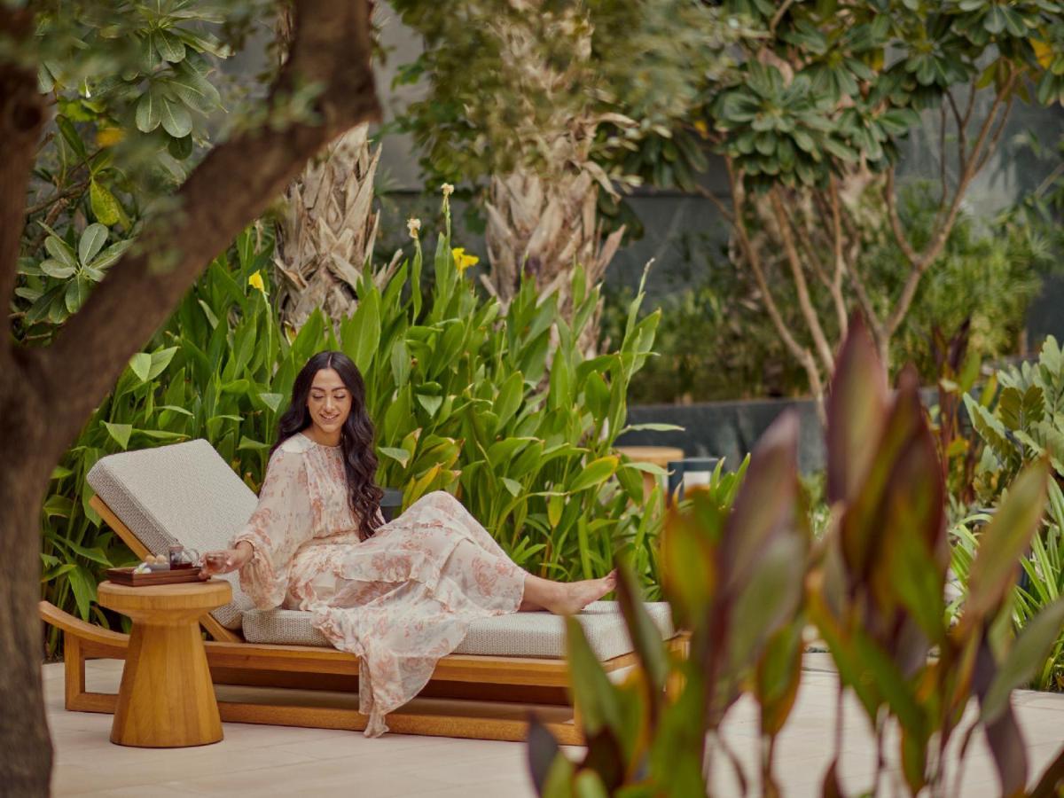Grand Hyatt Kuwait Ξενοδοχείο Κουβέιτ Εξωτερικό φωτογραφία A guest at the pool