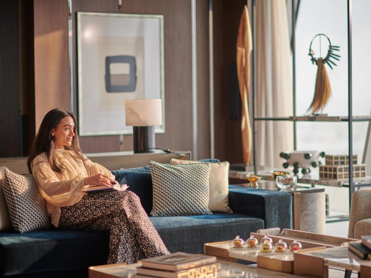 Grand Hyatt Kuwait Ξενοδοχείο Κουβέιτ Εξωτερικό φωτογραφία A woman sitting on a sofa